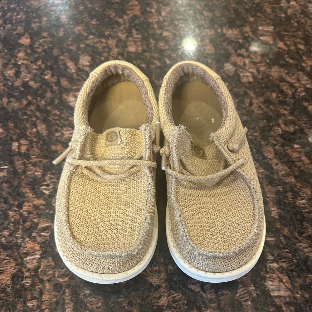 Hey Dude Wally youth sport mesh. Size 11.